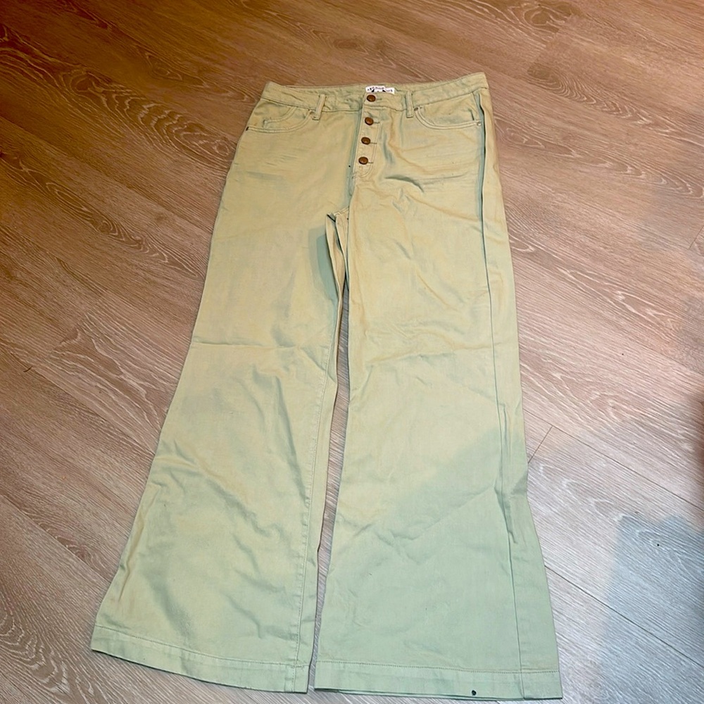Super cute. Light green pants.  Size 32